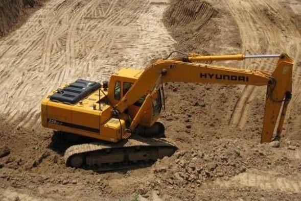 平整土地施工挖斷軍用光纜，挖掘機操作員被判刑8個月